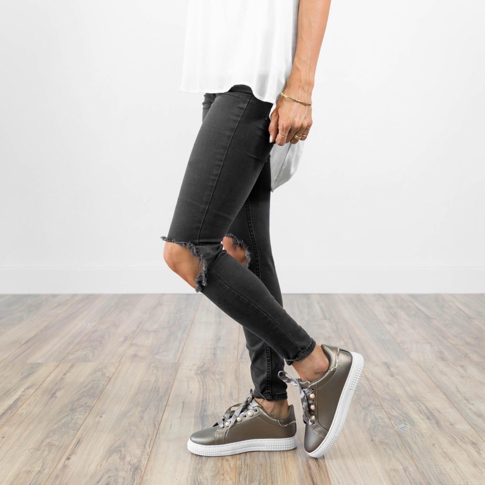 🎉HP 9/1🎉 💛Metallic Pewter Lace Up Sneaker